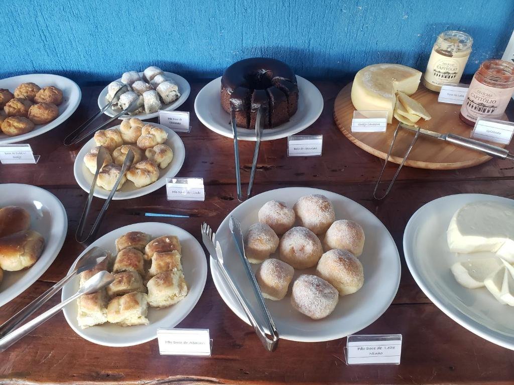 Bolo de chocolate, queijo, doce de leite e goiabada
