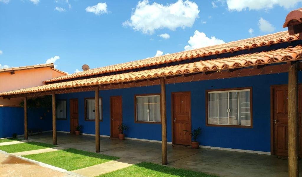 Fileira de quartos com pergolado de madeira